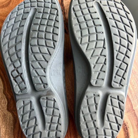 OOfos flip flops, size 8 (EU 39) - Picture 6 of 8